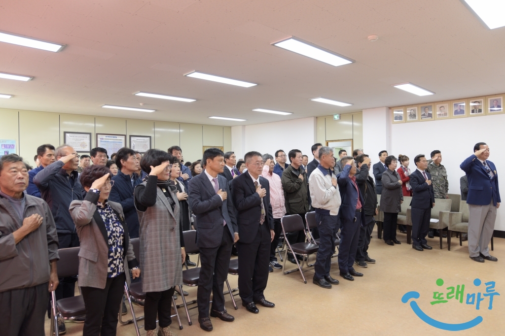 1.국기에 대하여 경례.JPG