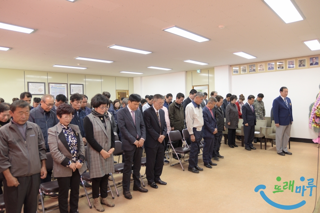 2. 순국선열 및 전몰호국용사에 대한 묵념.JPG